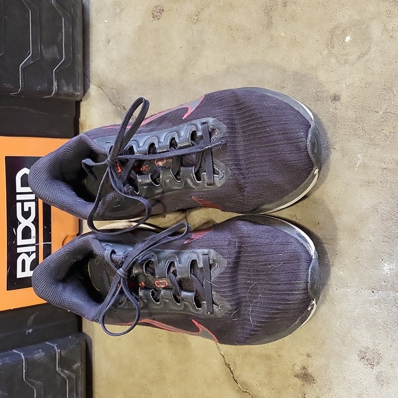 Nike Air Winflo 9 Black and Red Running Shoes - Picture 2 of 5